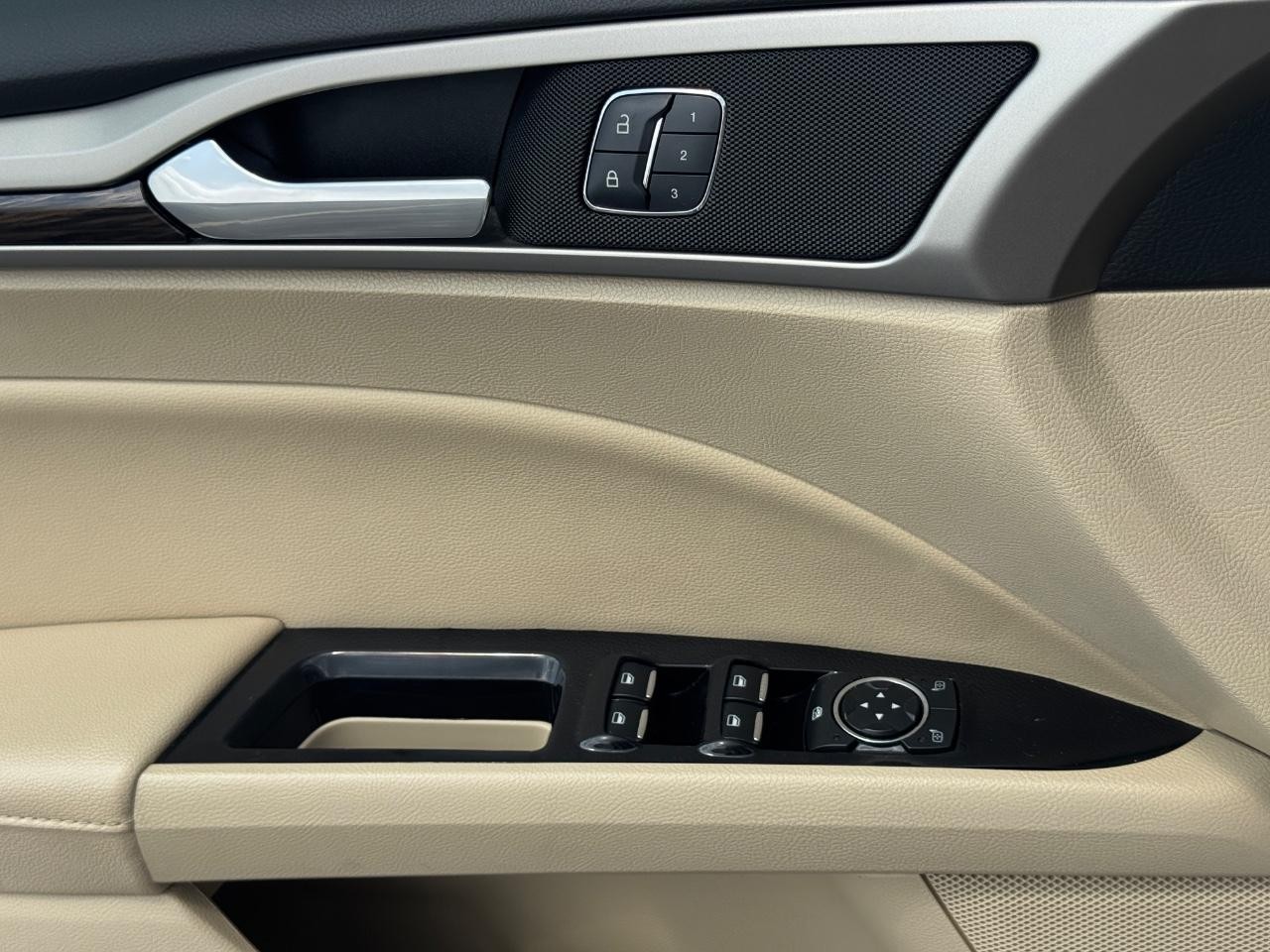 Ford Fusion Vehicle Full-screen Gallery Image 27
