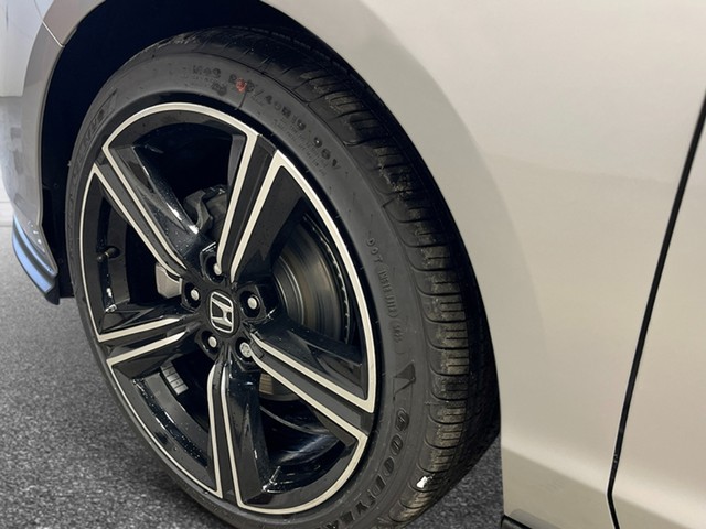 Honda Accord Sedan Vehicle Full-screen Gallery Image 11