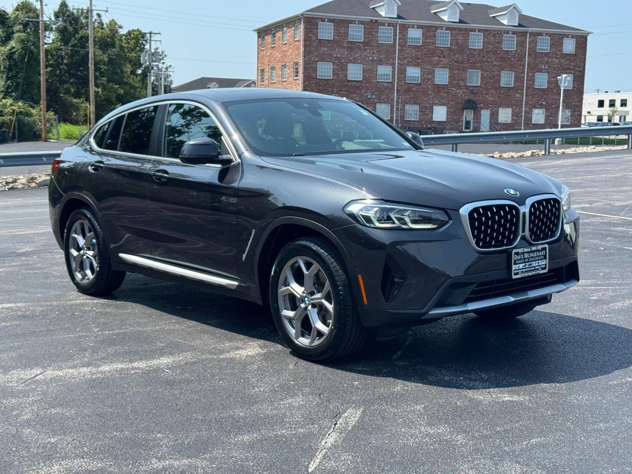 BMW X4 Vehicle Full-screen Gallery Image 02