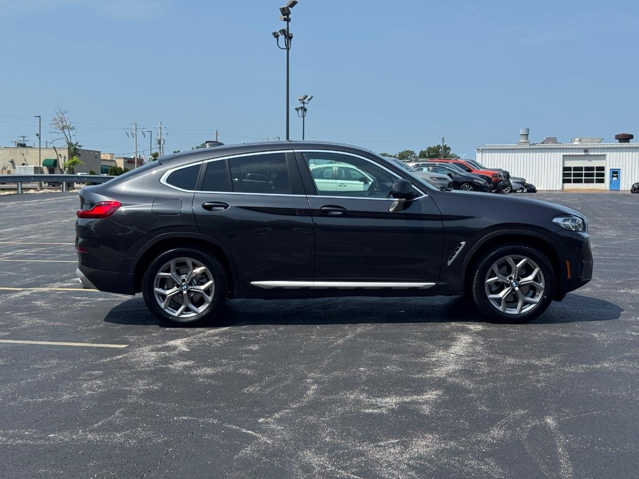 BMW X4 Vehicle Full-screen Gallery Image 03