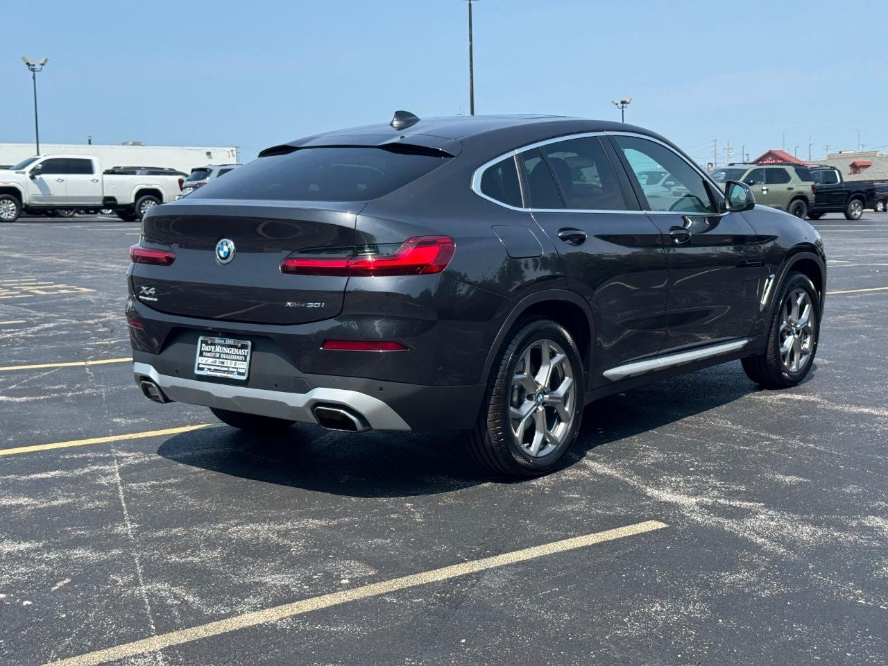 BMW X4 Vehicle Full-screen Gallery Image 04