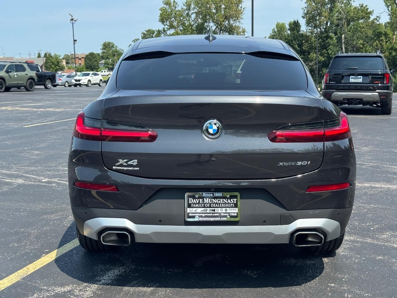 BMW X4 Vehicle Full-screen Gallery Image 05