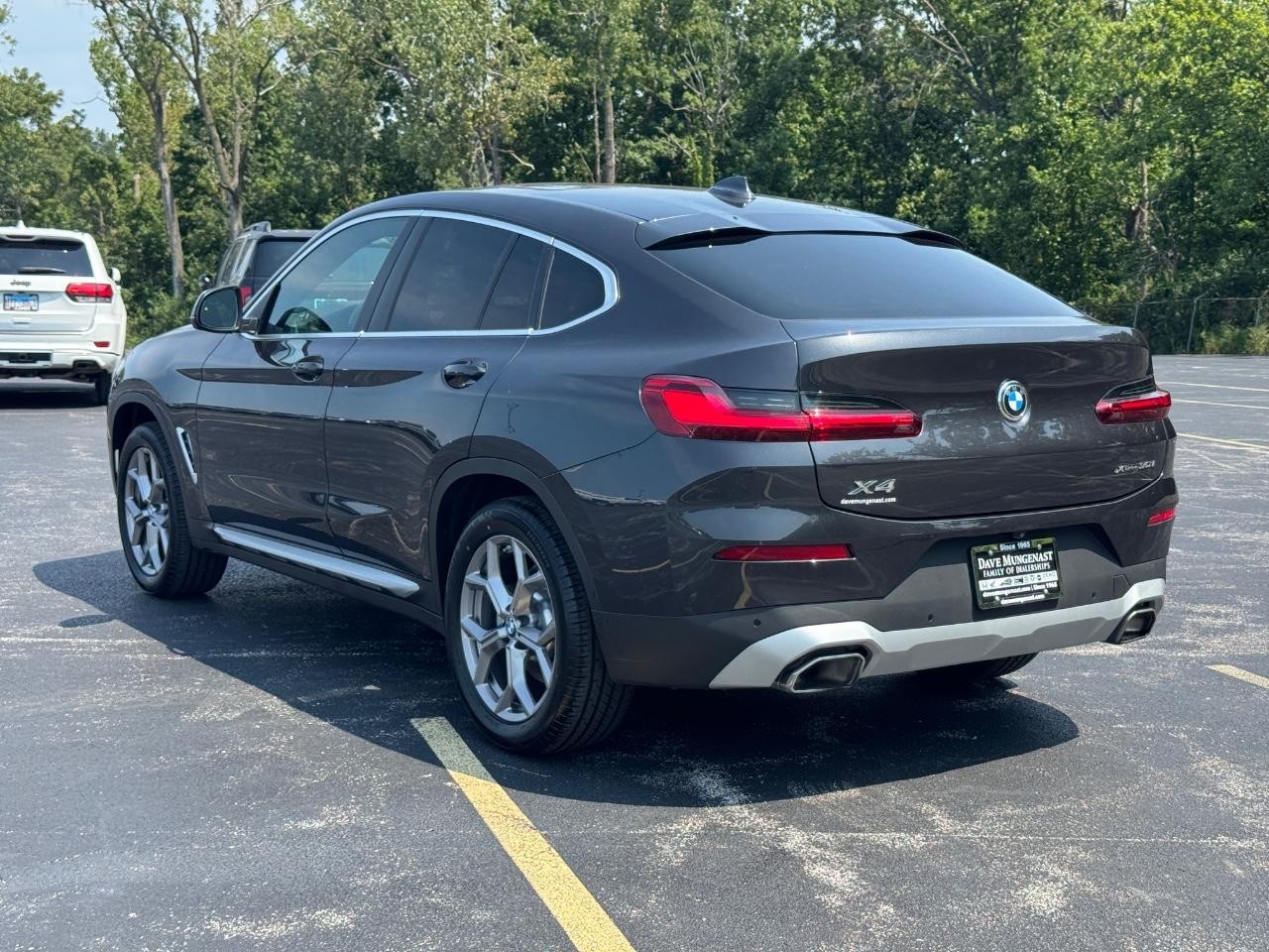 BMW X4 Vehicle Full-screen Gallery Image 06