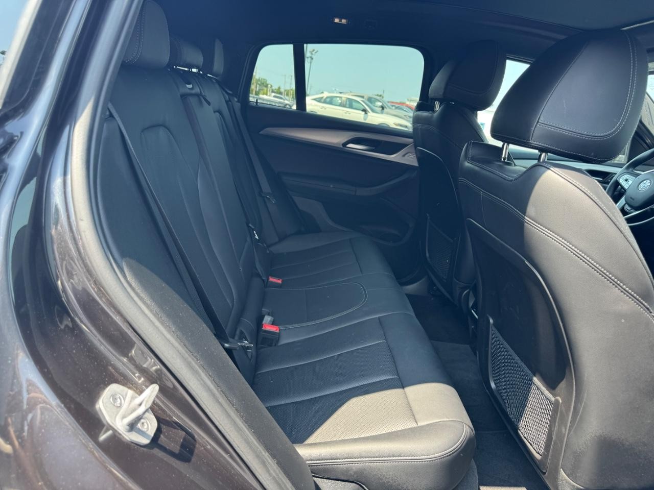 BMW X4 Vehicle Full-screen Gallery Image 10