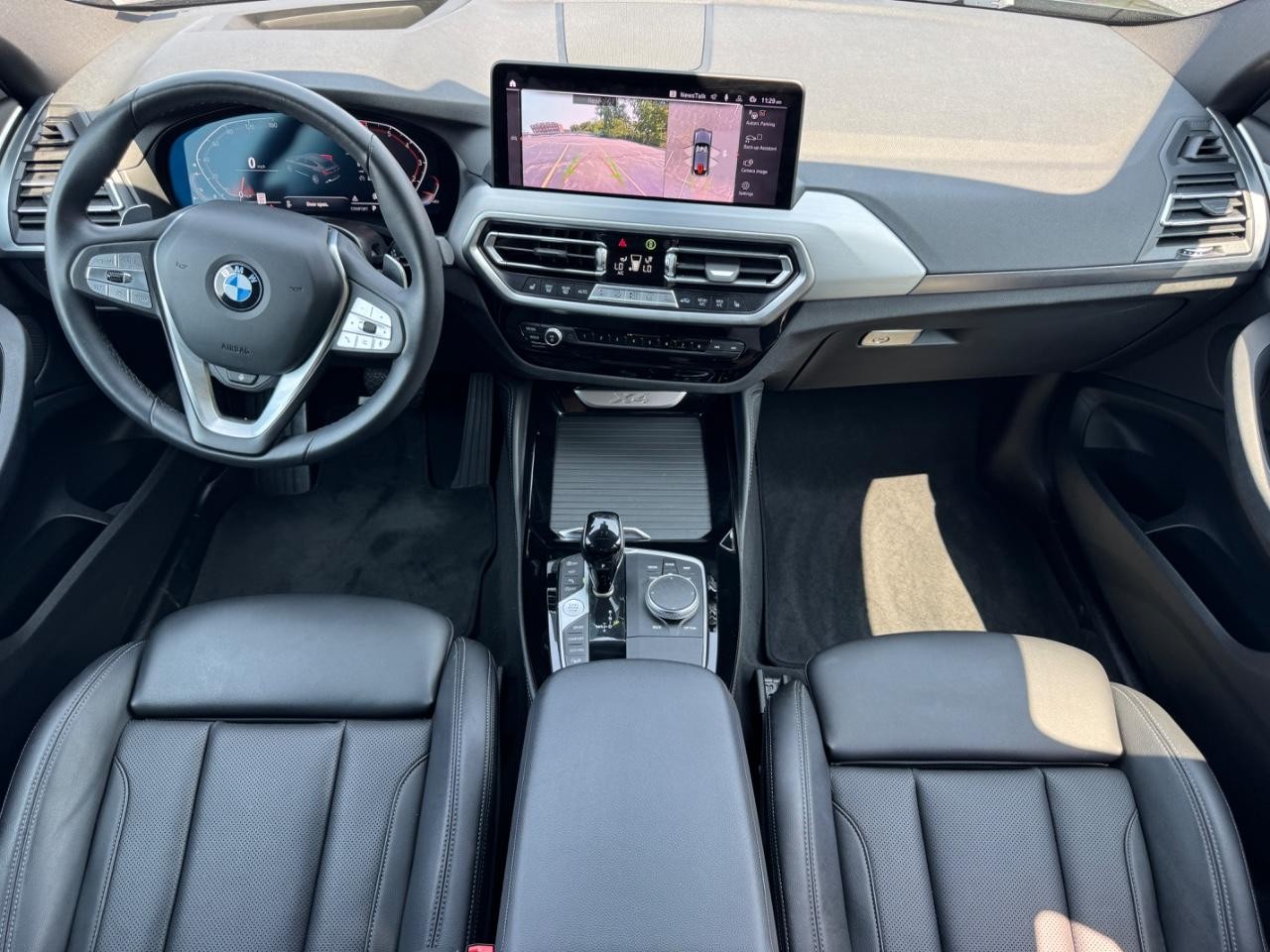 BMW X4 Vehicle Full-screen Gallery Image 11