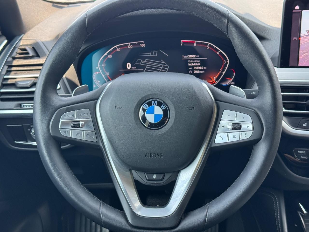 BMW X4 Vehicle Full-screen Gallery Image 12
