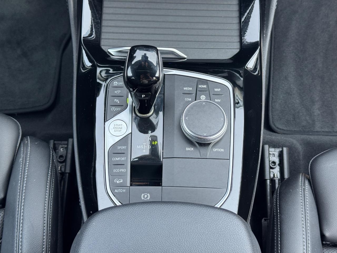 BMW X4 Vehicle Full-screen Gallery Image 15