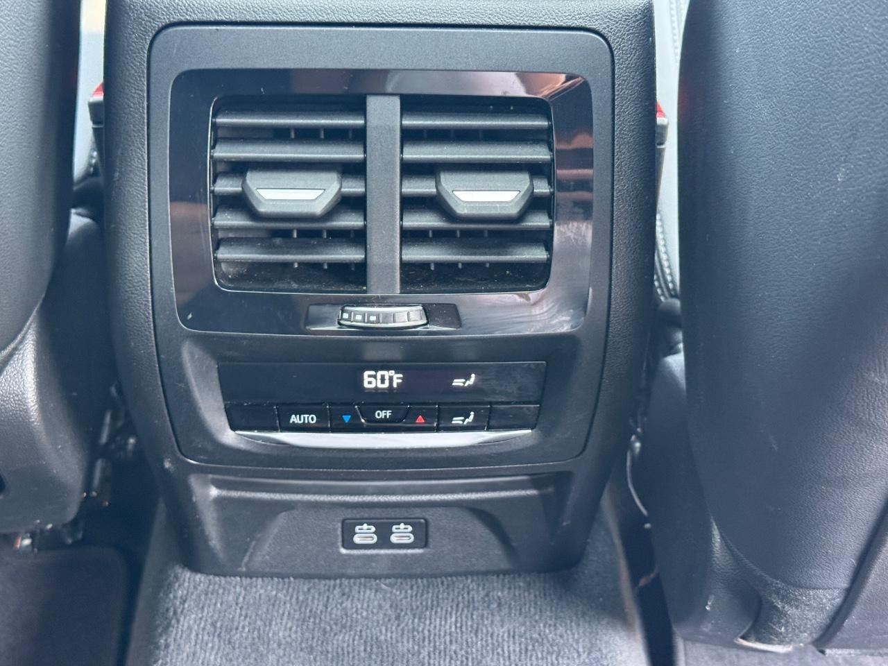 BMW X4 Vehicle Full-screen Gallery Image 16