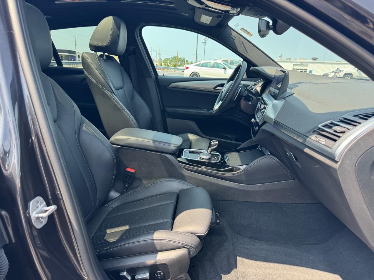 BMW X4 Vehicle Full-screen Gallery Image 17