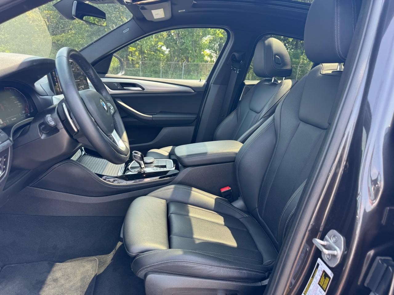 BMW X4 Vehicle Full-screen Gallery Image 18