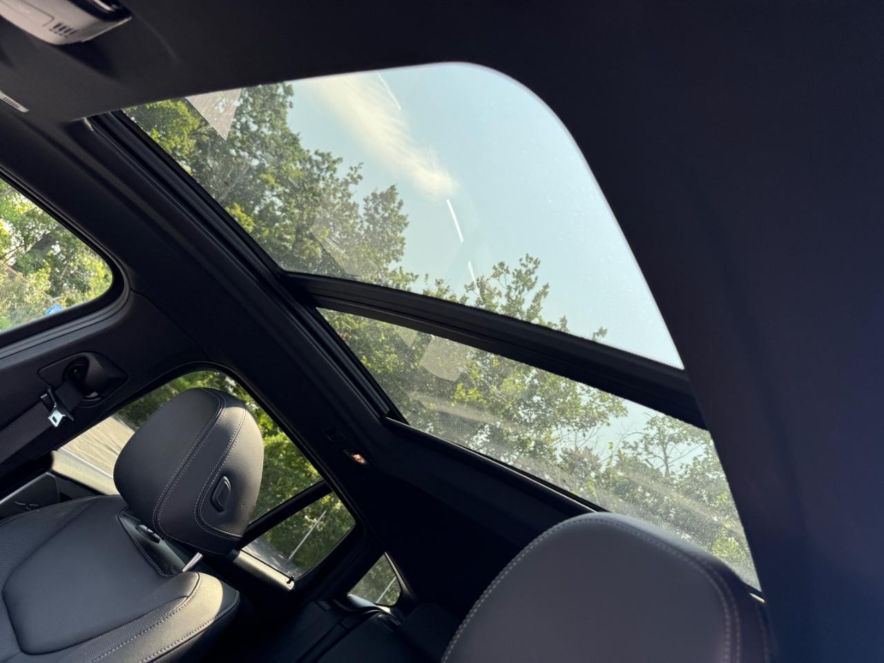 BMW X4 Vehicle Full-screen Gallery Image 19