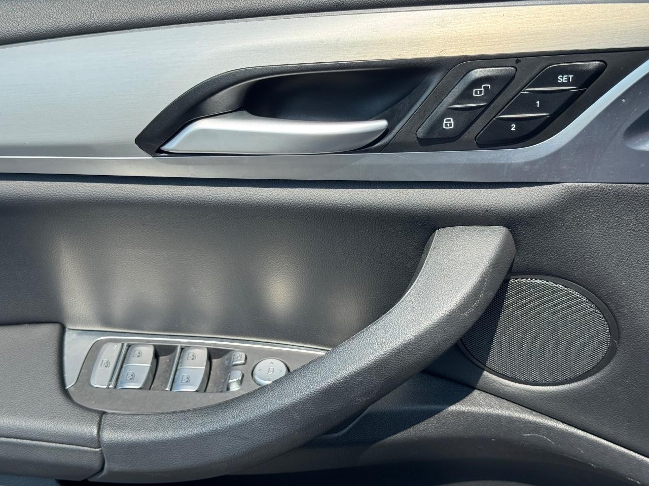 BMW X4 Vehicle Full-screen Gallery Image 26