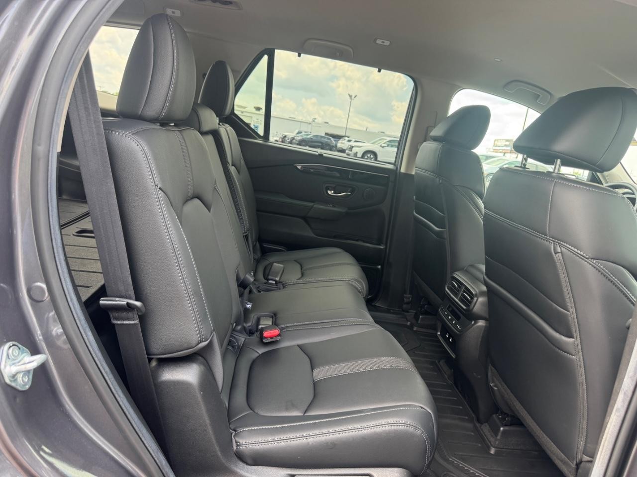 Honda Pilot Vehicle Full-screen Gallery Image 11