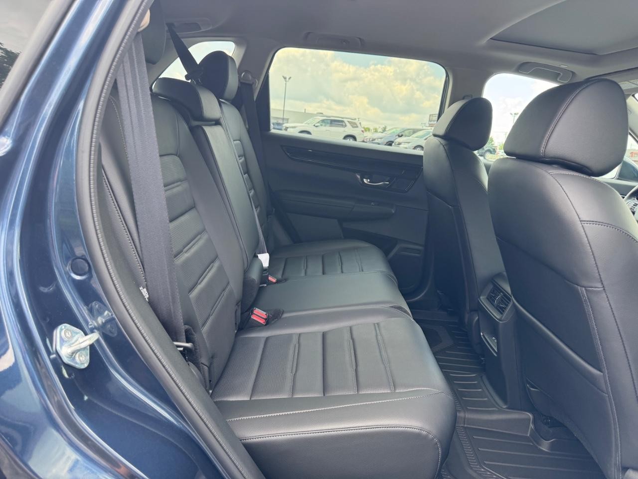 Honda CR-V Vehicle Full-screen Gallery Image 11