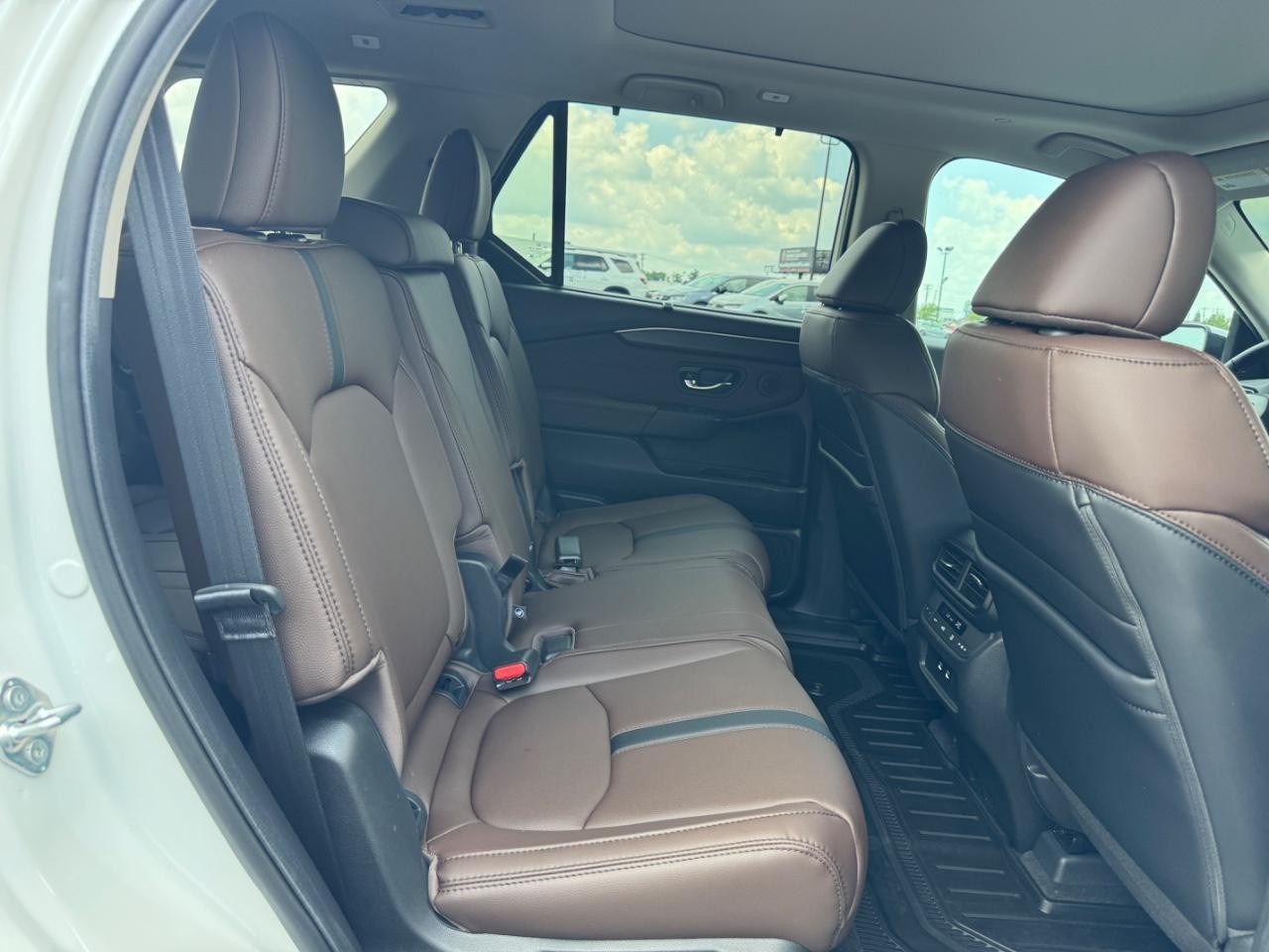 Honda Pilot Vehicle Full-screen Gallery Image 11