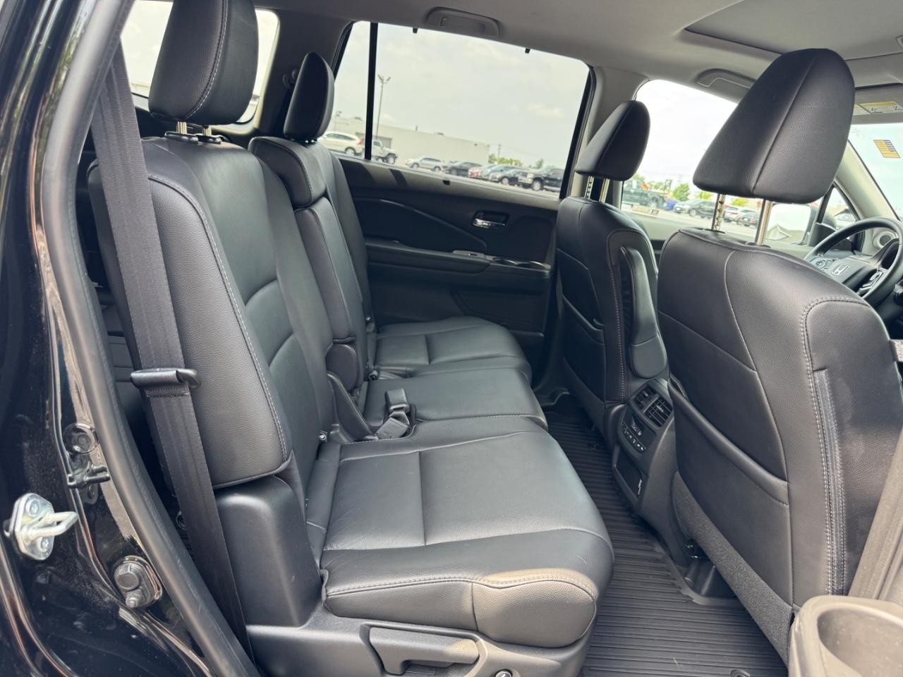 Honda Pilot Vehicle Full-screen Gallery Image 11