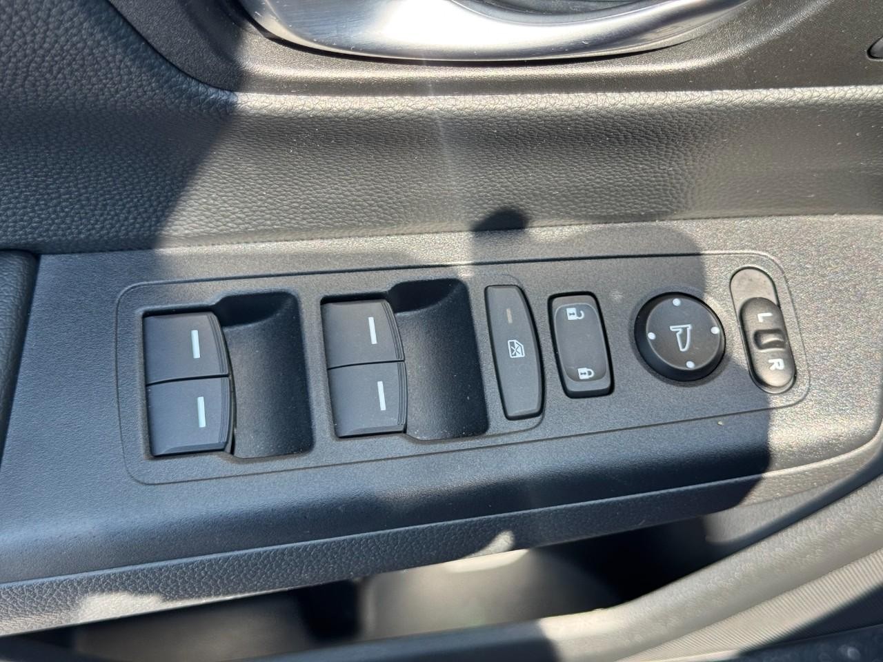 Honda CR-V Hybrid Vehicle Full-screen Gallery Image 19