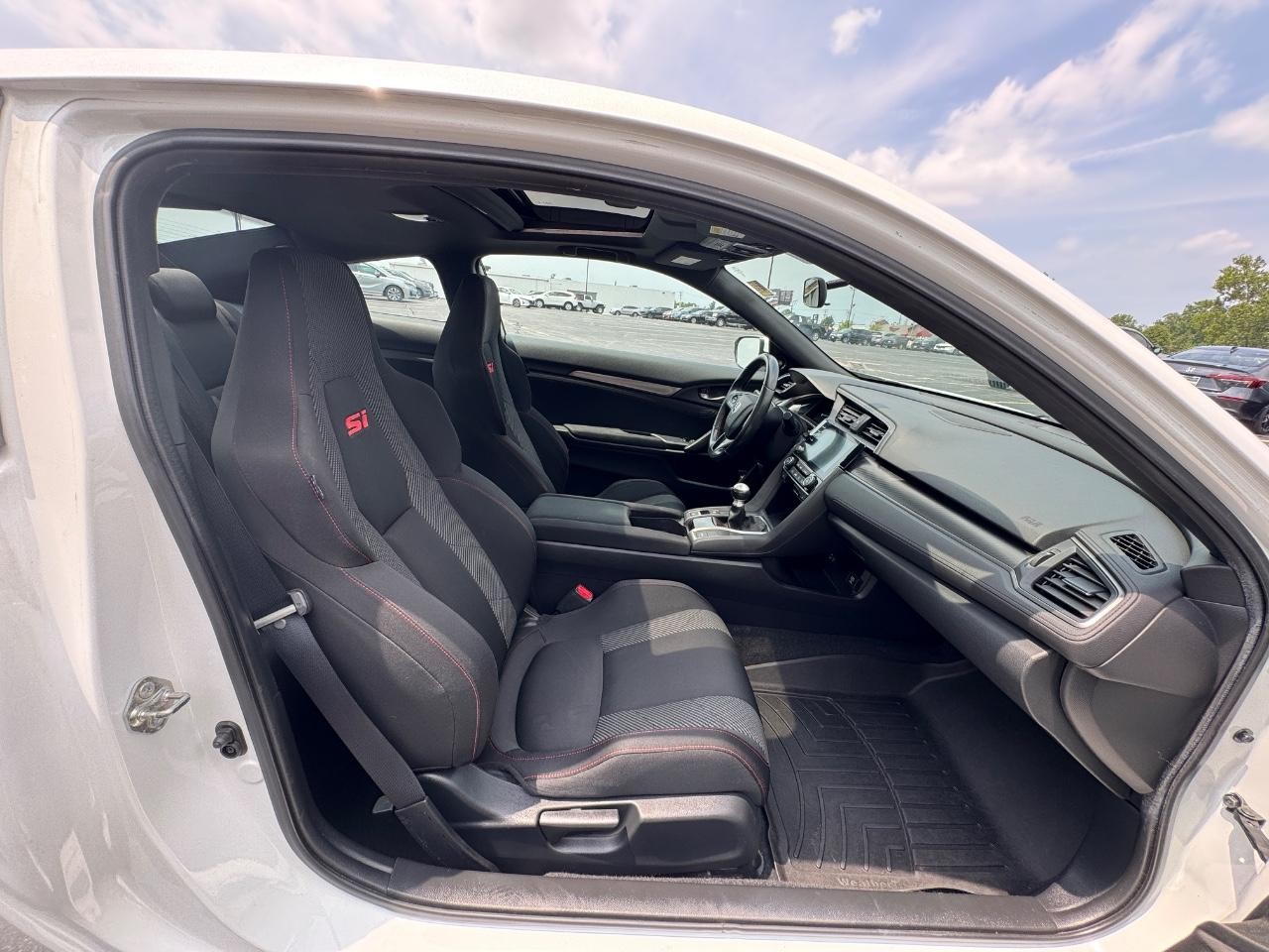 Honda Civic Si Coupe Vehicle Full-screen Gallery Image 16