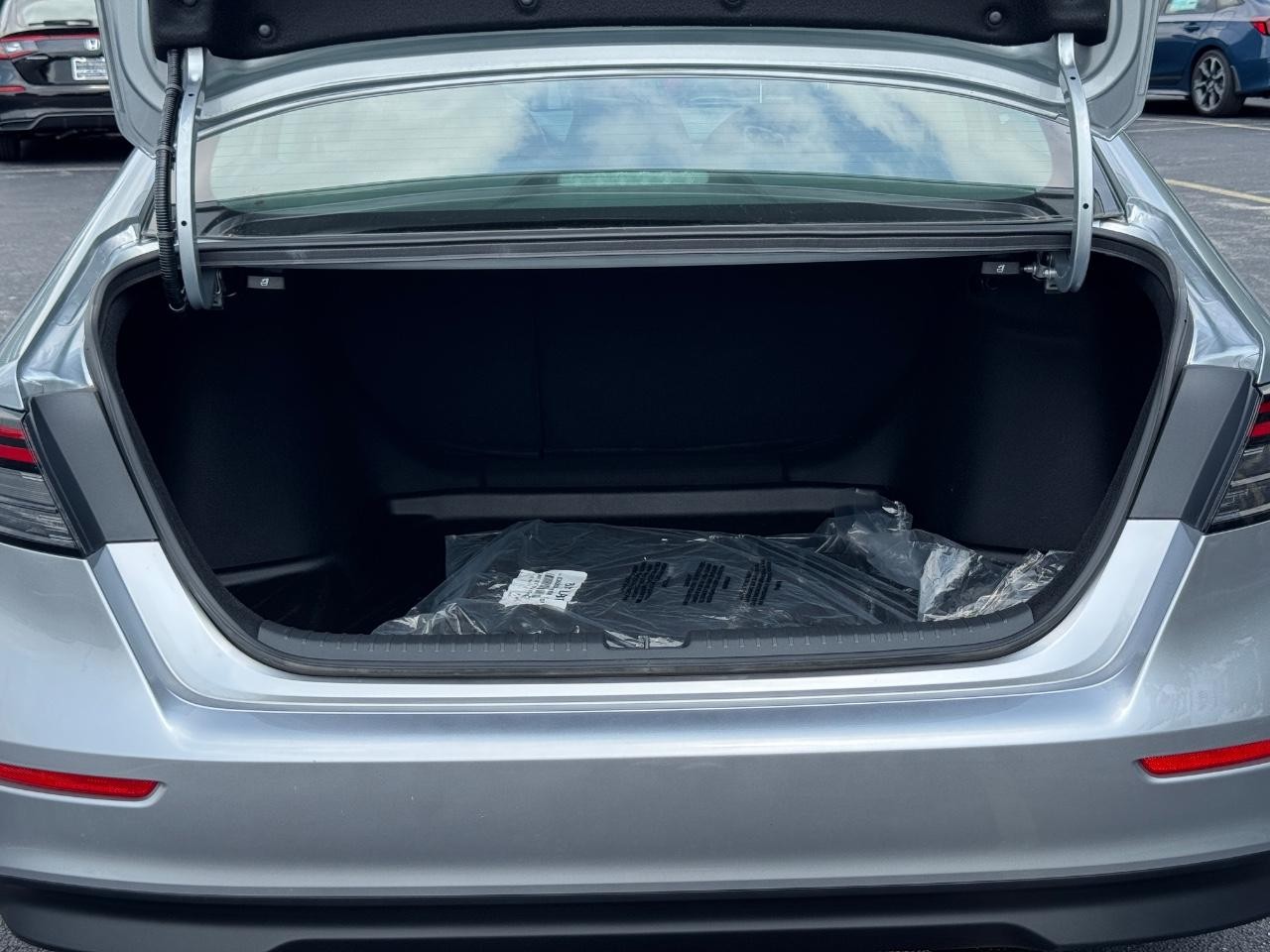 Honda Accord Sedan Vehicle Full-screen Gallery Image 05