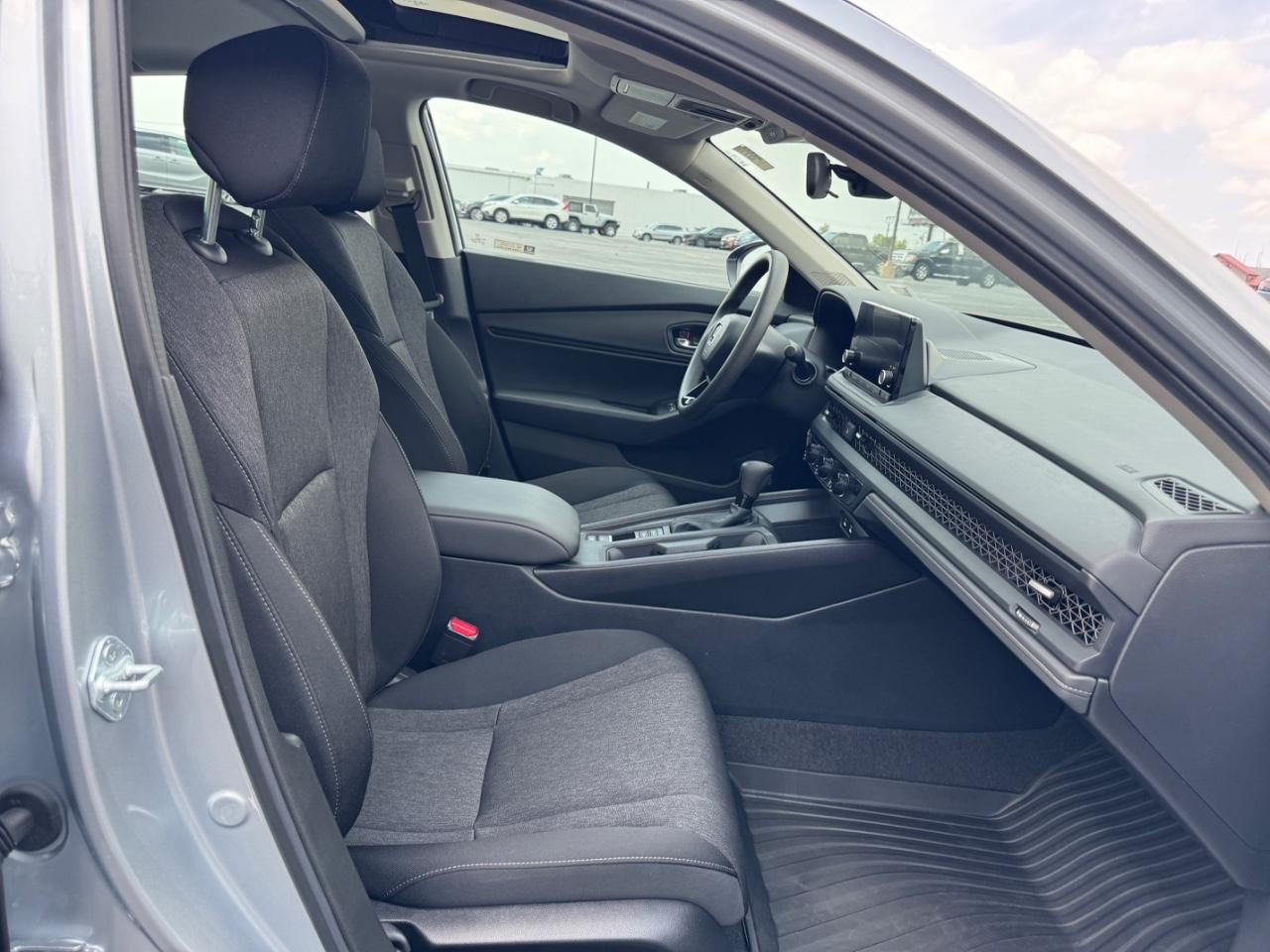 Honda Accord Sedan Vehicle Full-screen Gallery Image 17