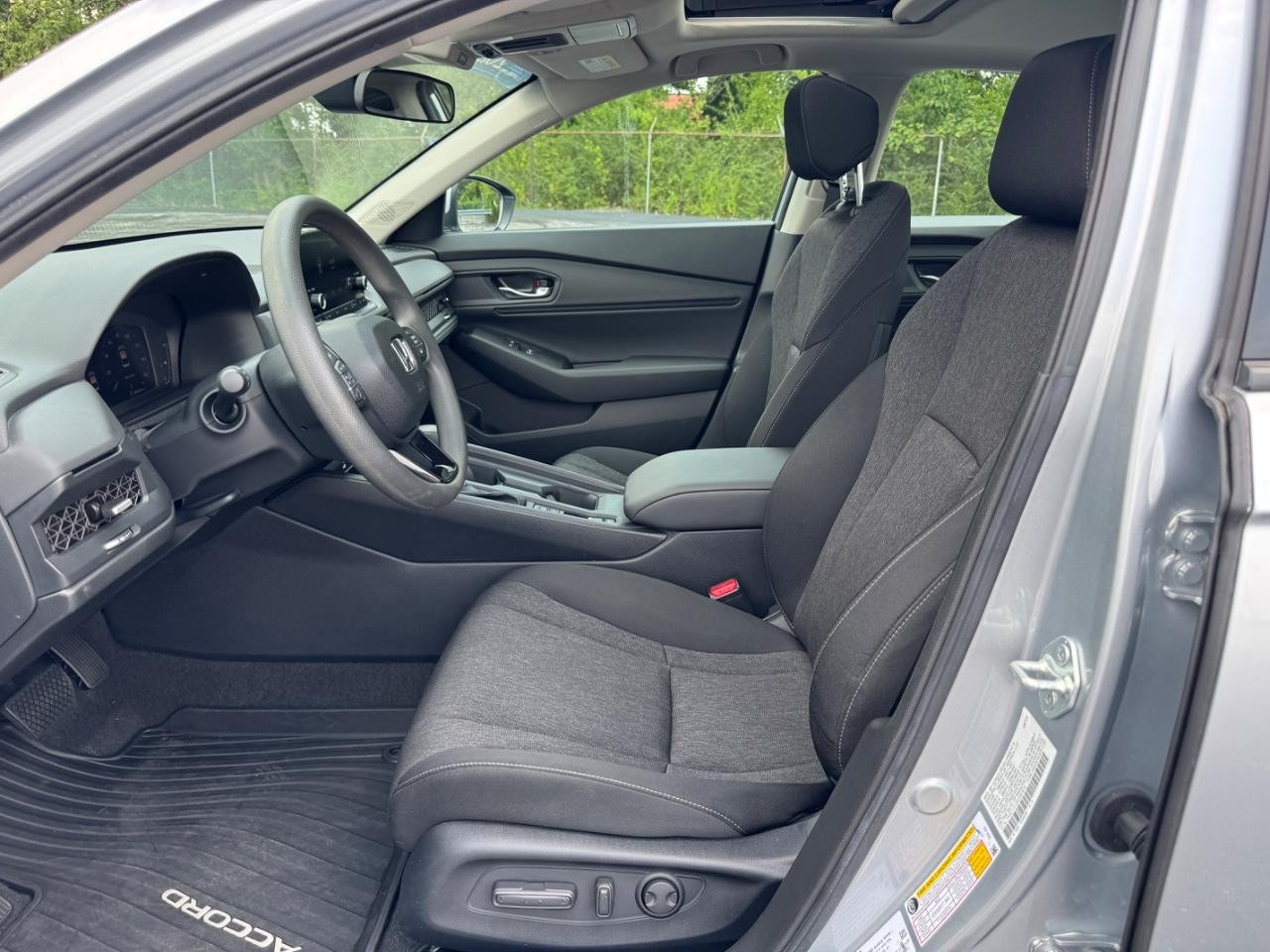 Honda Accord Sedan Vehicle Full-screen Gallery Image 18