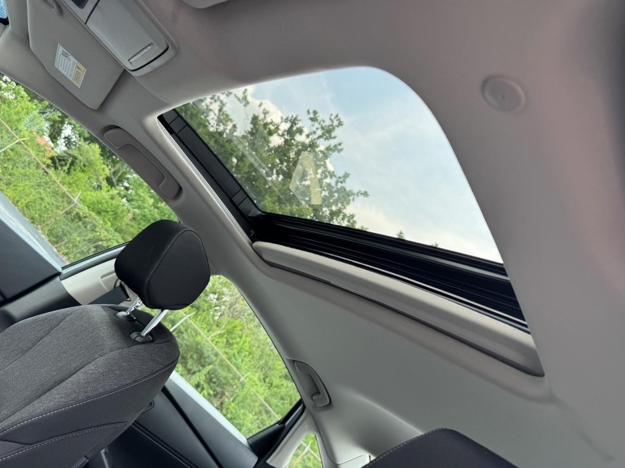 Honda Accord Sedan Vehicle Full-screen Gallery Image 19