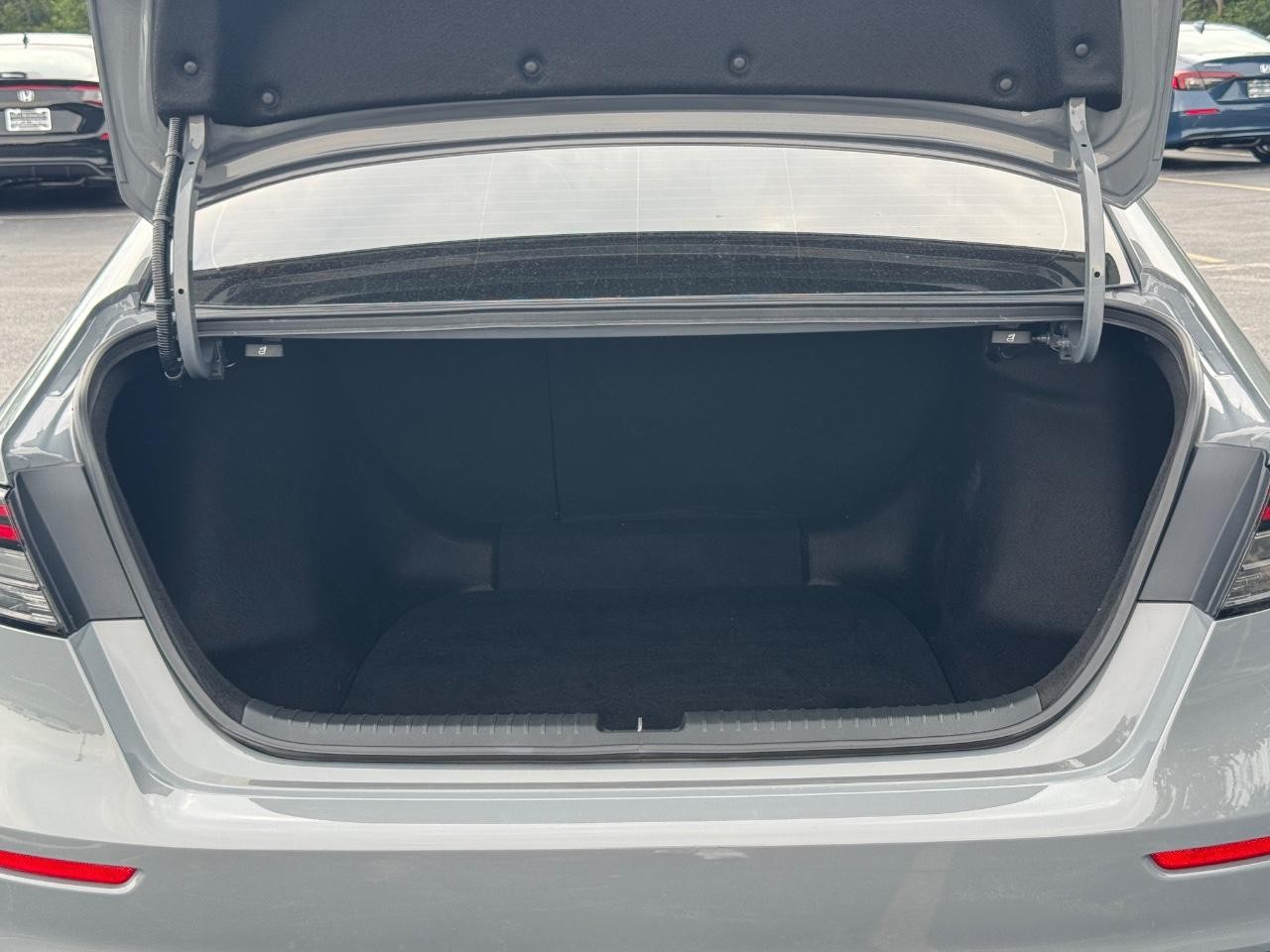 Honda Accord Hybrid Vehicle Full-screen Gallery Image 05