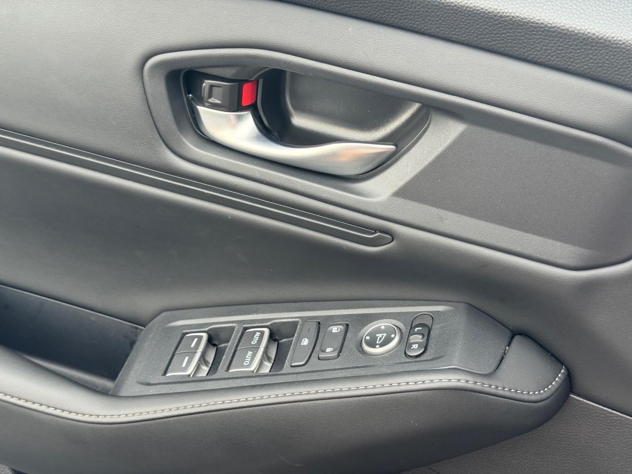 Honda Accord Hybrid Vehicle Full-screen Gallery Image 24