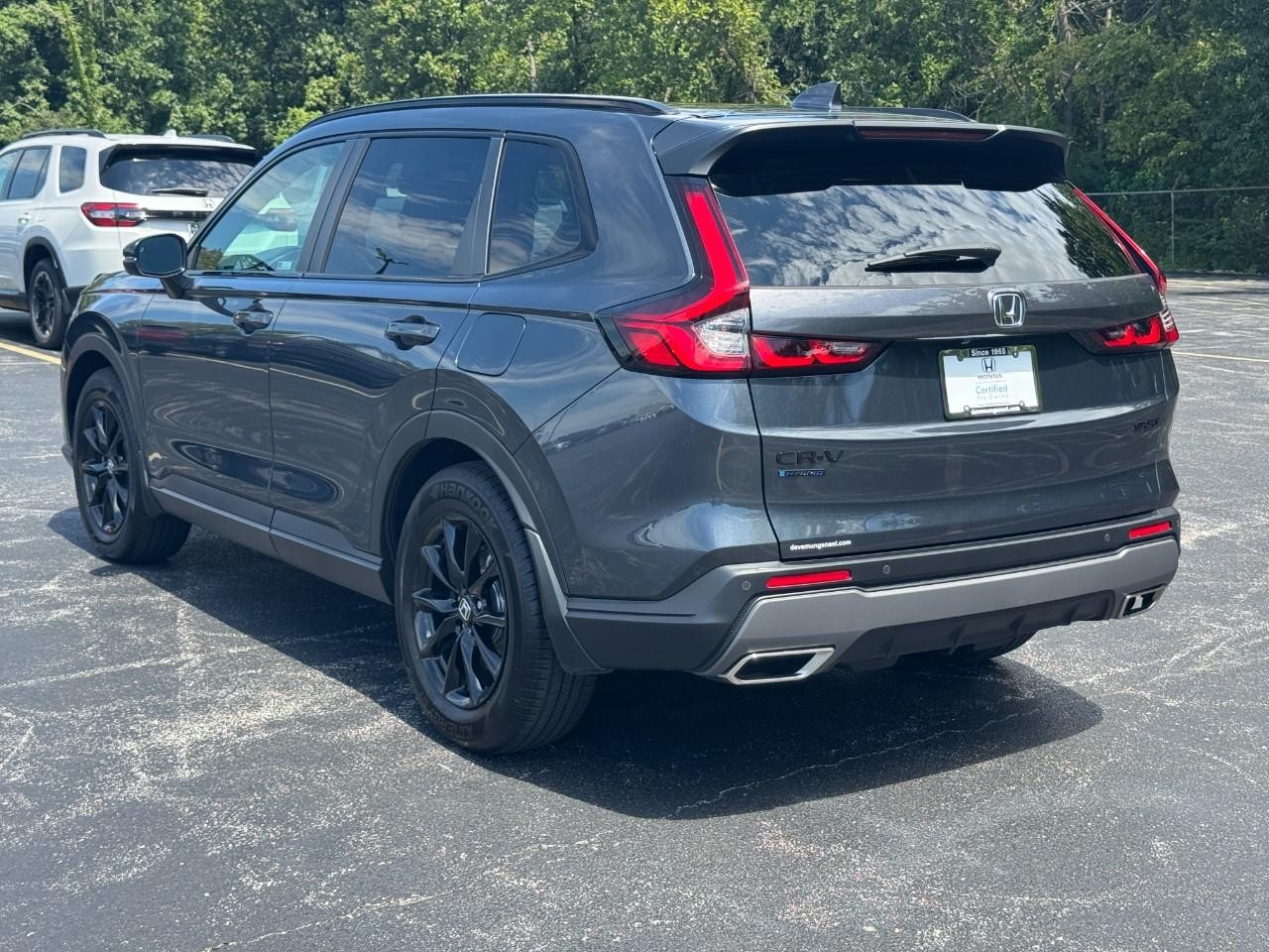 Honda CR-V Hybrid Vehicle Full-screen Gallery Image 07