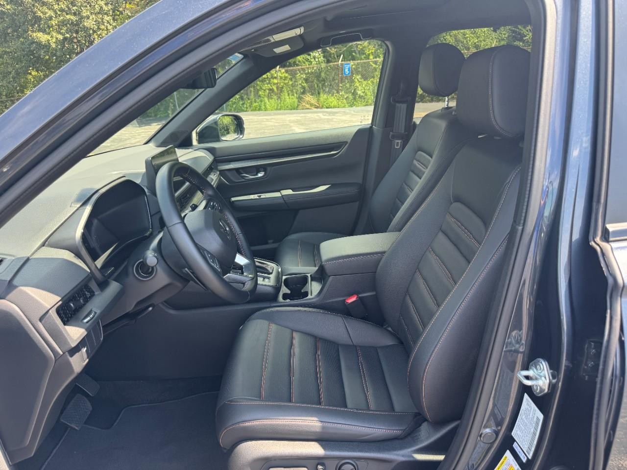 Honda CR-V Hybrid Vehicle Full-screen Gallery Image 17