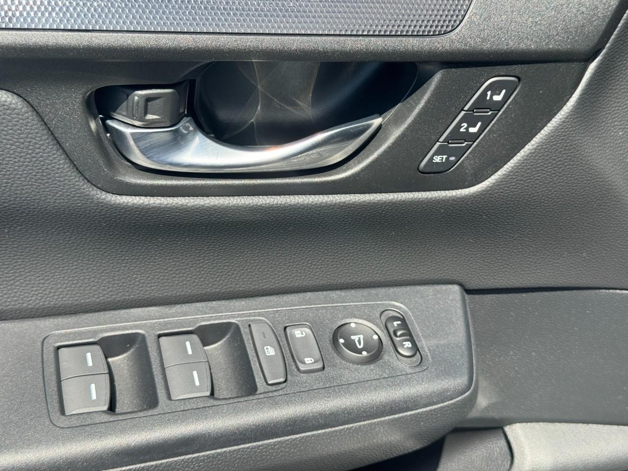 Honda CR-V Hybrid Vehicle Full-screen Gallery Image 19