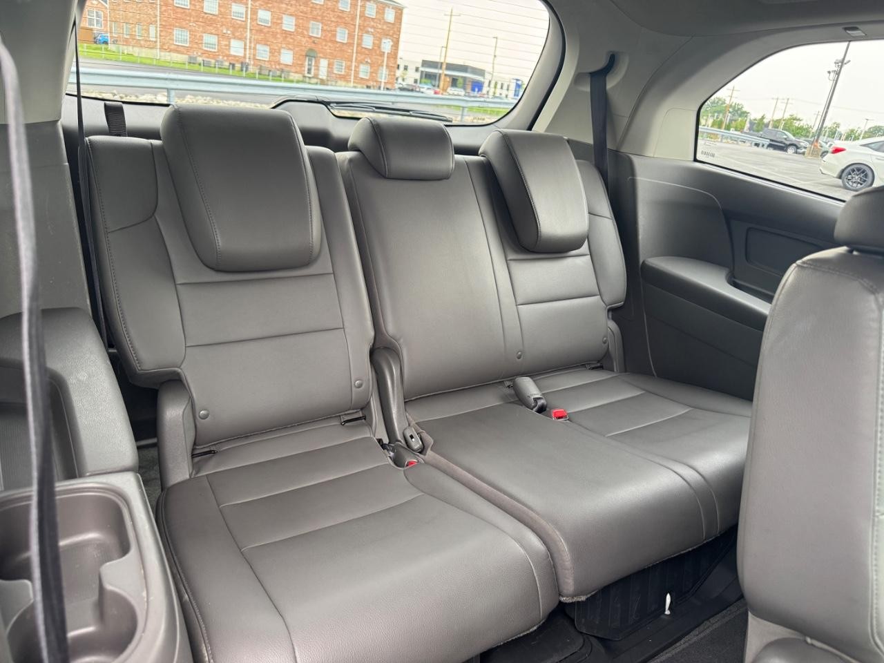 Honda Odyssey Vehicle Full-screen Gallery Image 12
