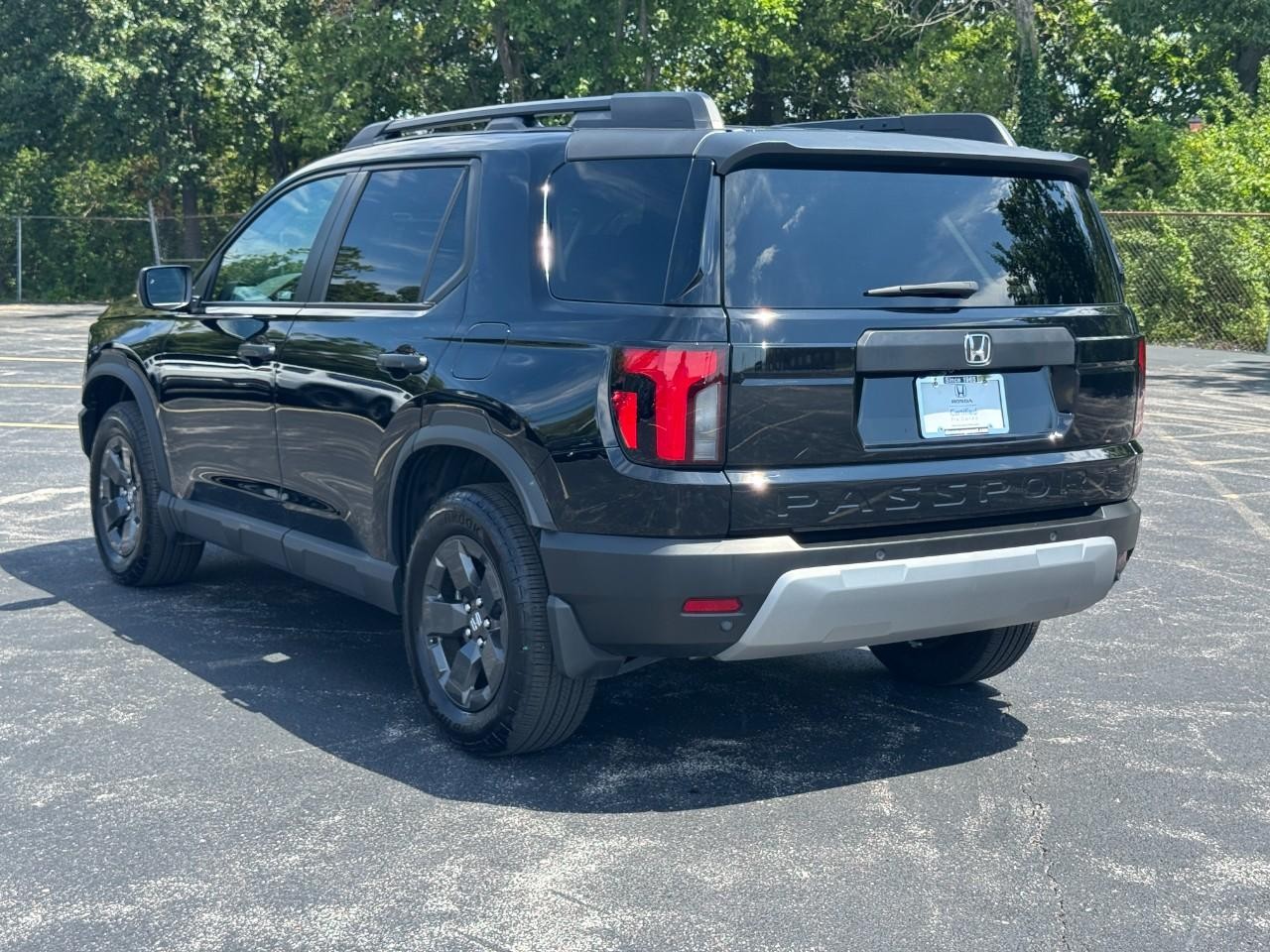Honda Passport Vehicle Full-screen Gallery Image 07