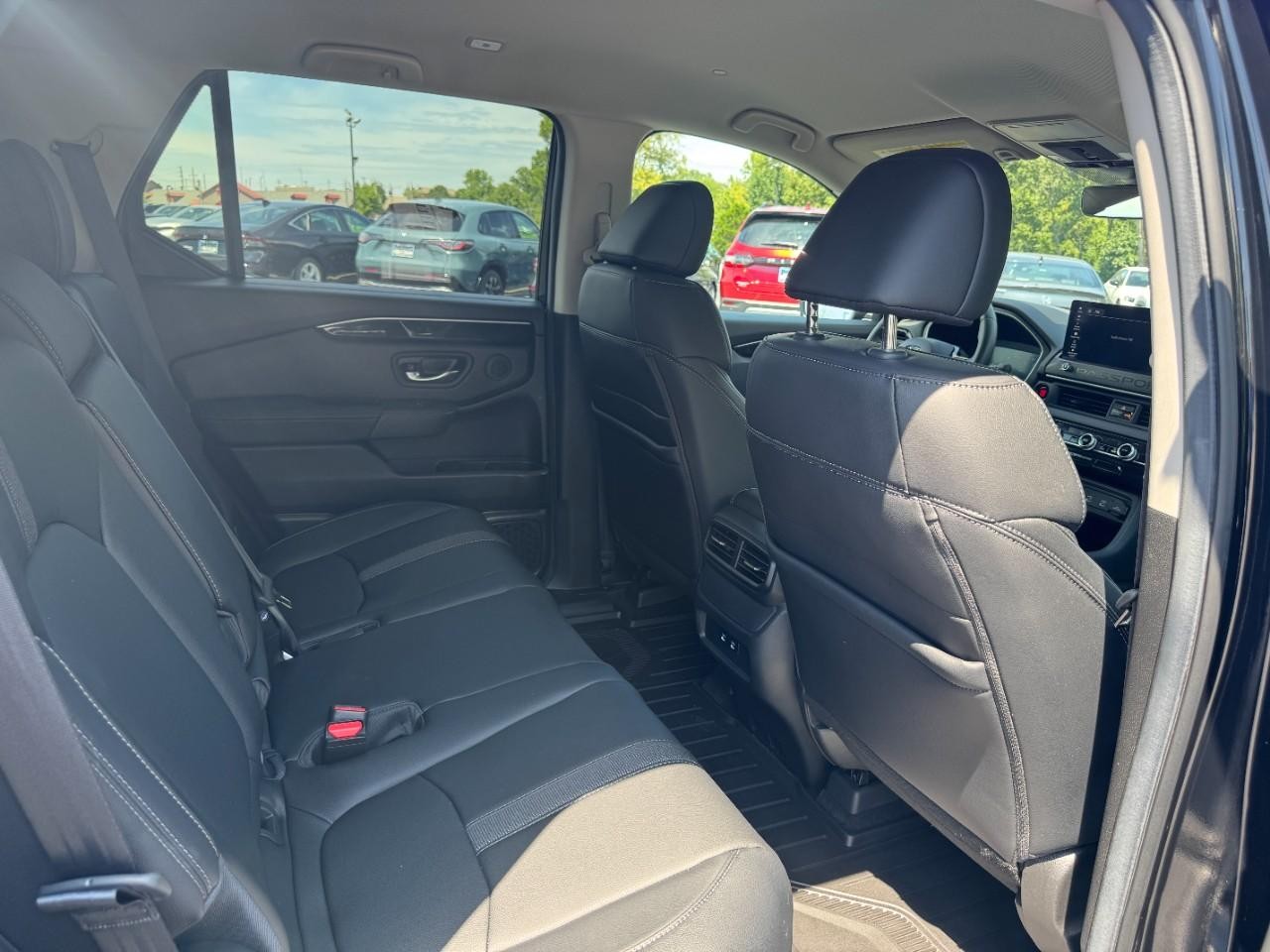 Honda Passport Vehicle Full-screen Gallery Image 11