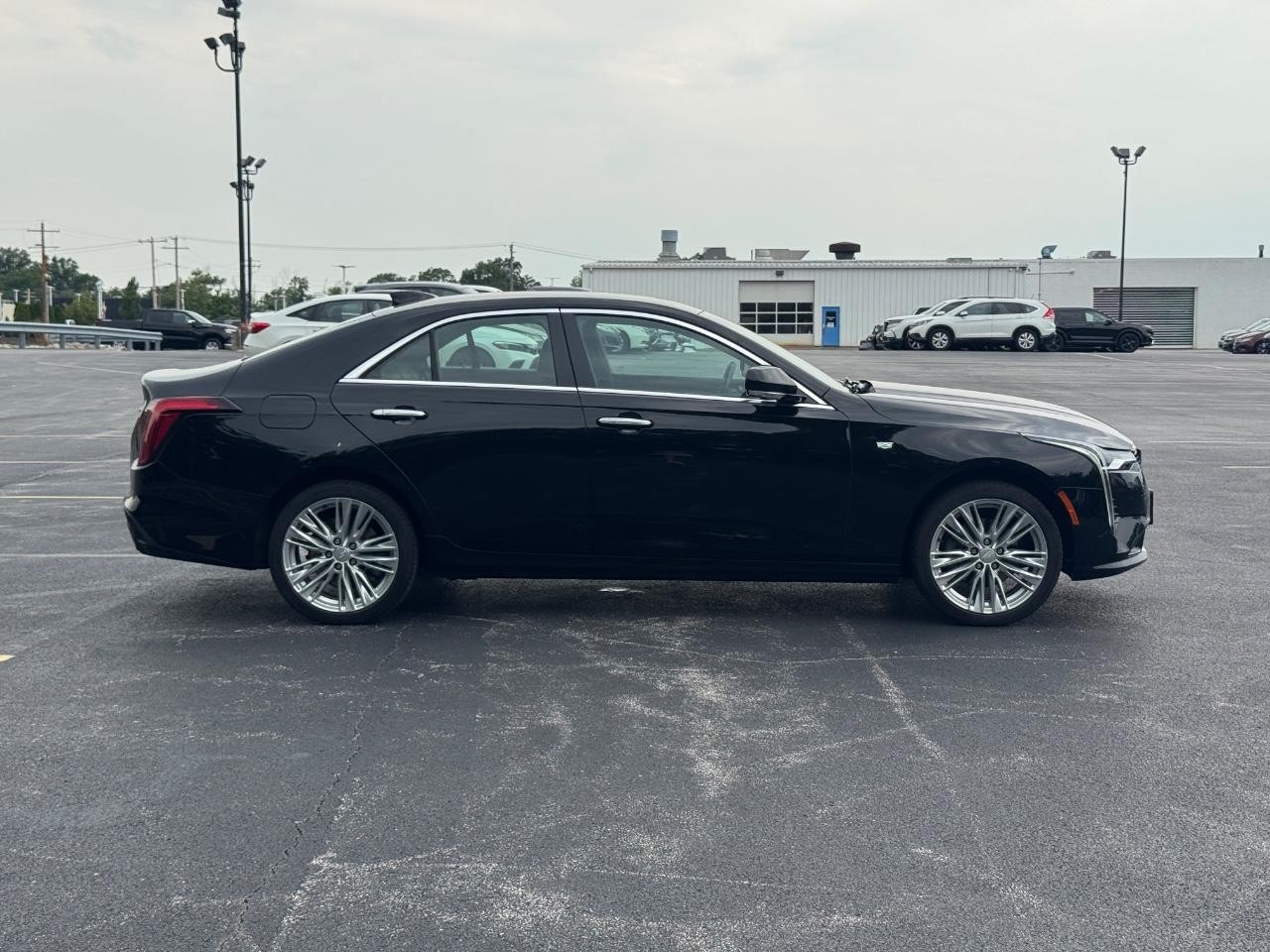Cadillac CT4 Vehicle Full-screen Gallery Image 03