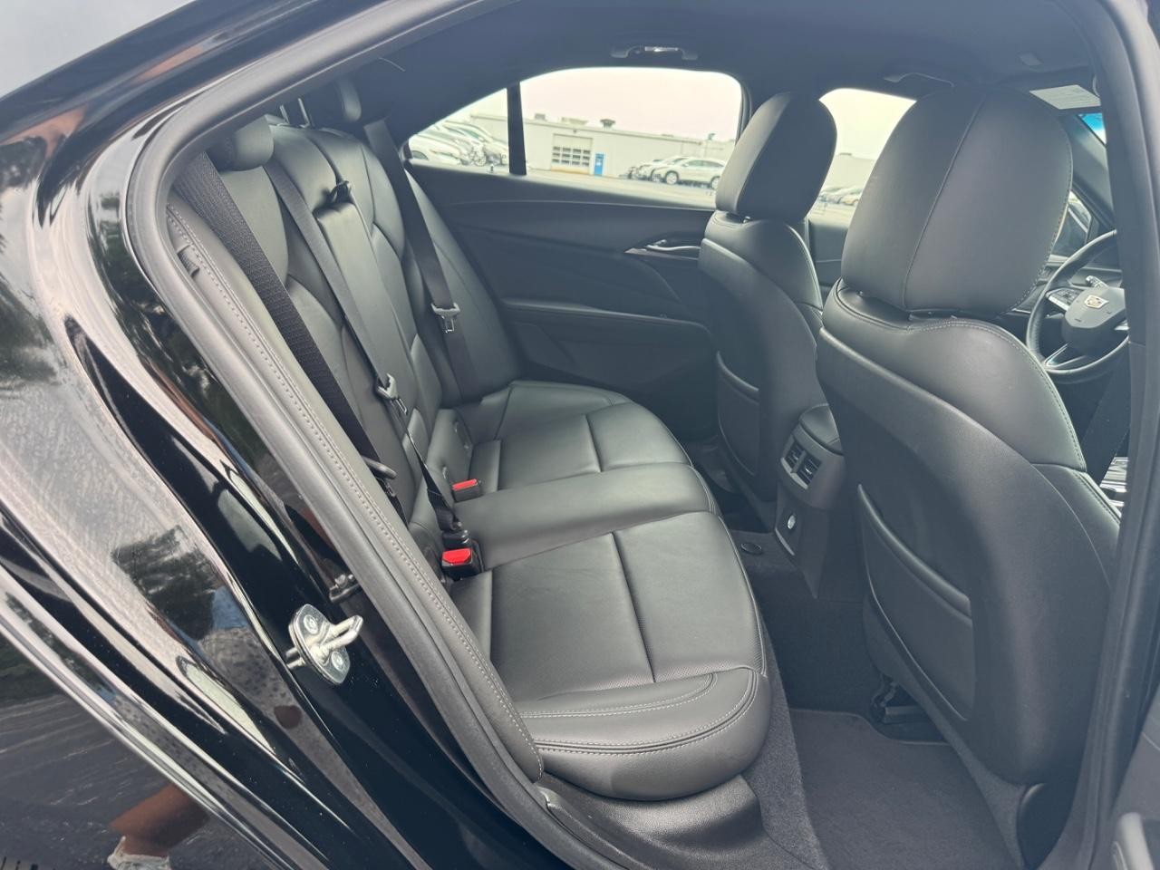 Cadillac CT4 Vehicle Full-screen Gallery Image 11