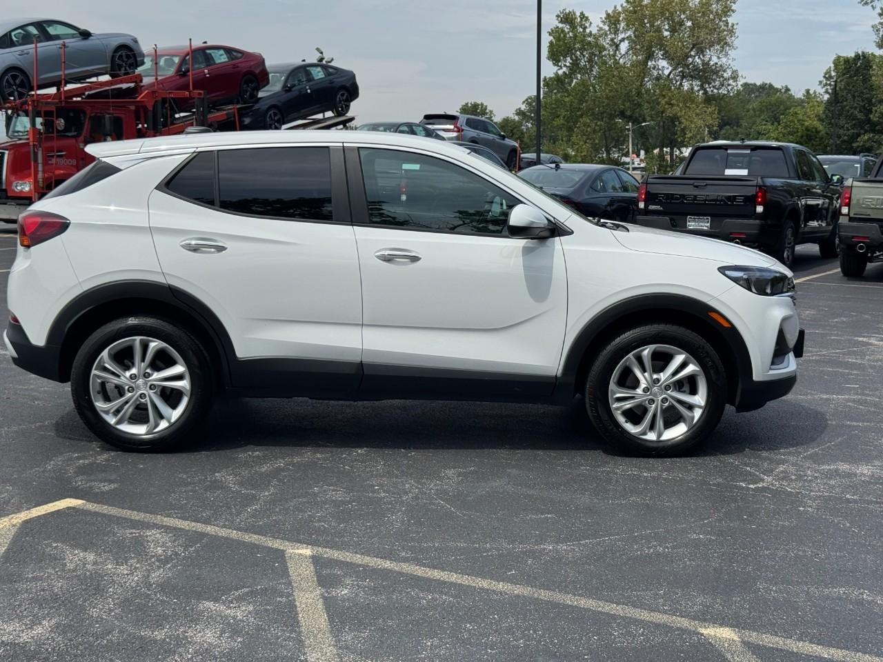 Buick Encore GX Vehicle Full-screen Gallery Image 03