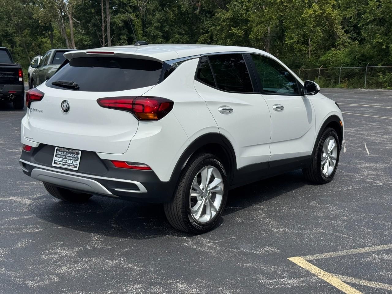 Buick Encore GX Vehicle Full-screen Gallery Image 04