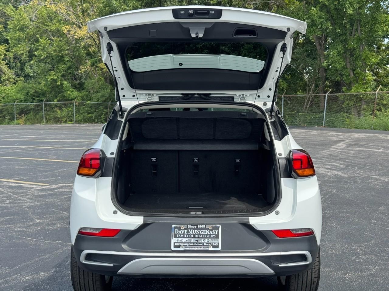 Buick Encore GX Vehicle Full-screen Gallery Image 05
