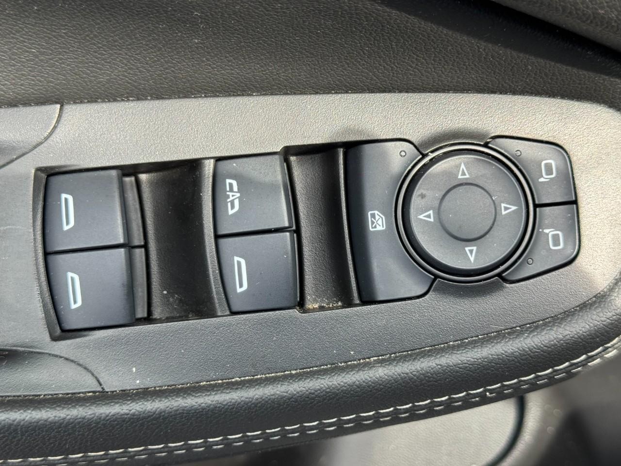 Buick Encore GX Vehicle Full-screen Gallery Image 17