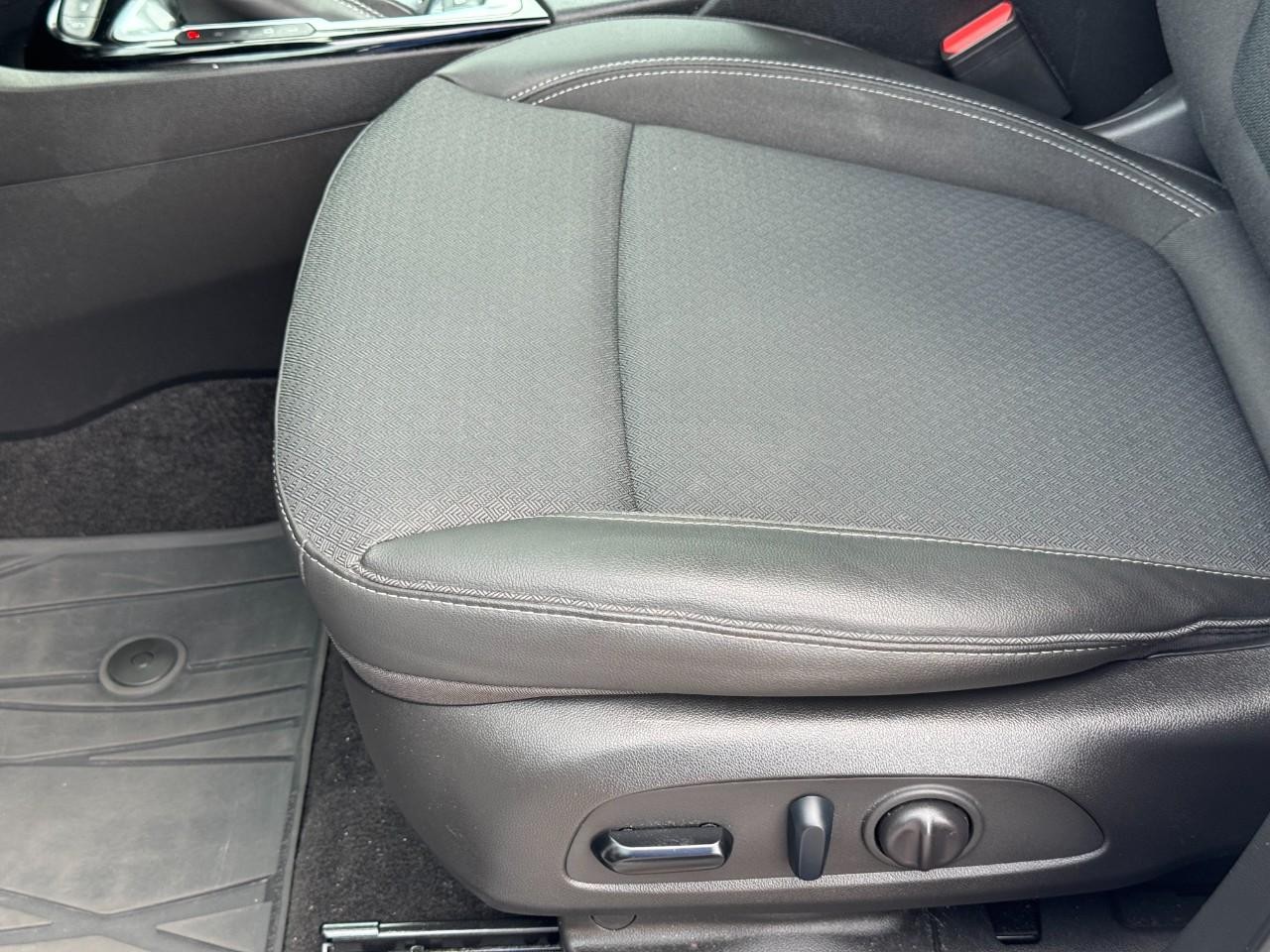Buick Encore GX Vehicle Full-screen Gallery Image 18