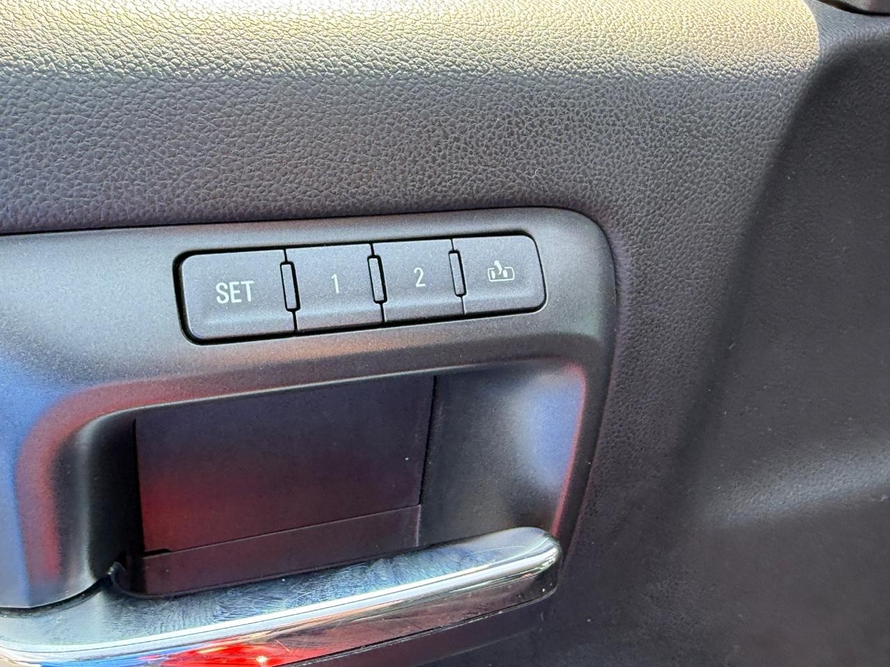 Chevrolet Silverado 1500 Vehicle Full-screen Gallery Image 16