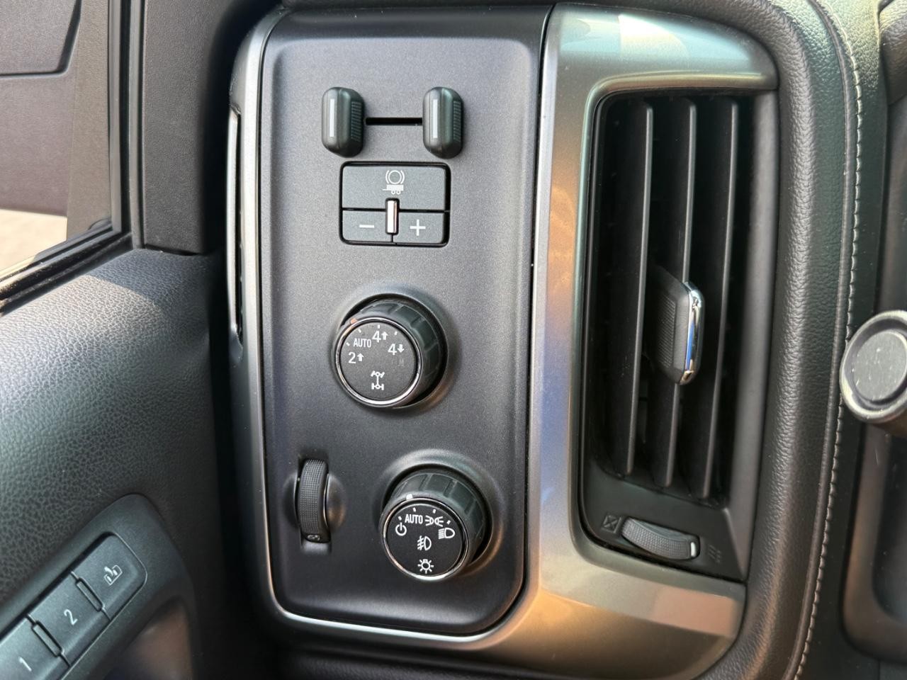 Chevrolet Silverado 1500 Vehicle Full-screen Gallery Image 18