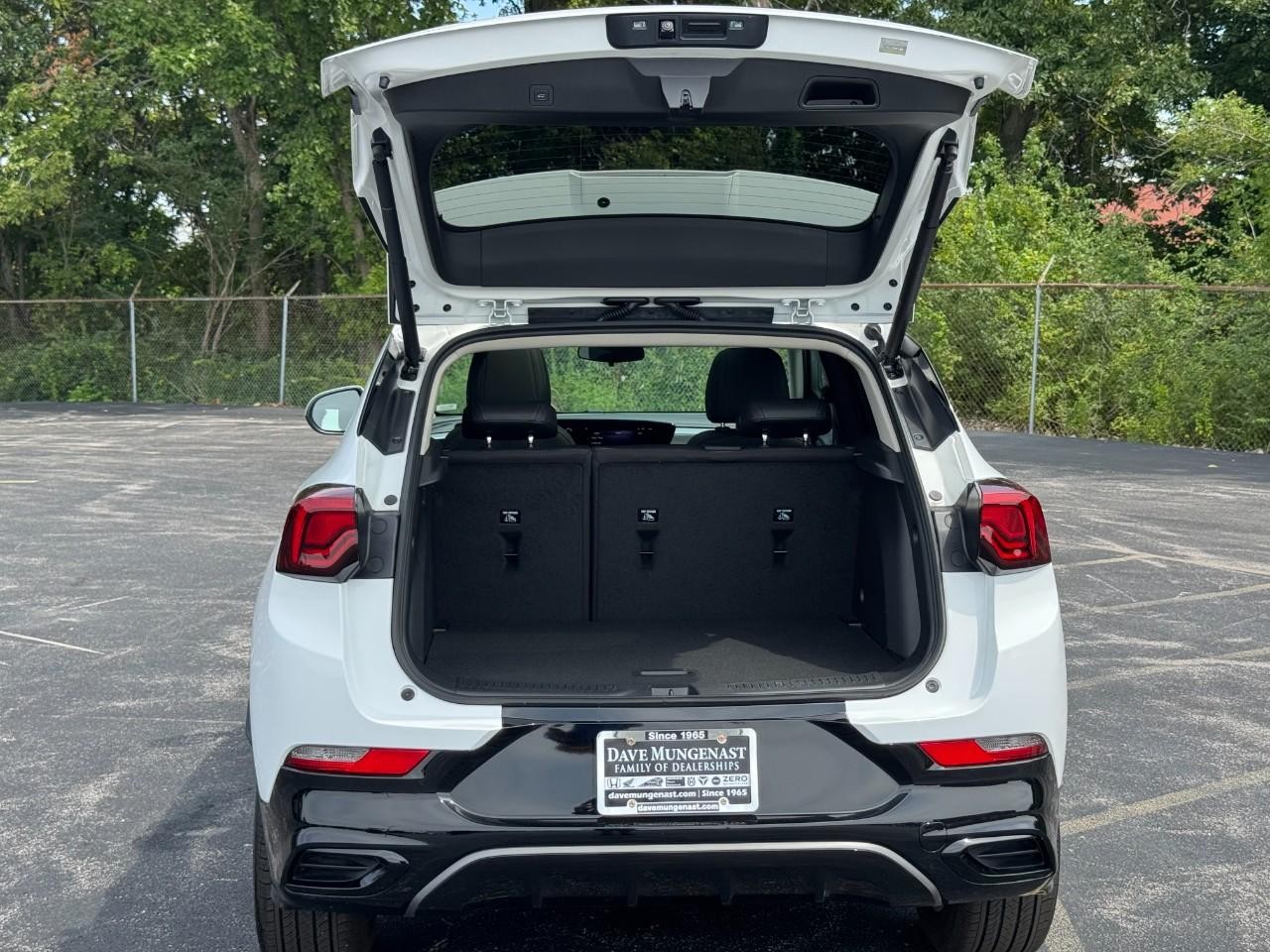 Buick Encore GX Vehicle Full-screen Gallery Image 05