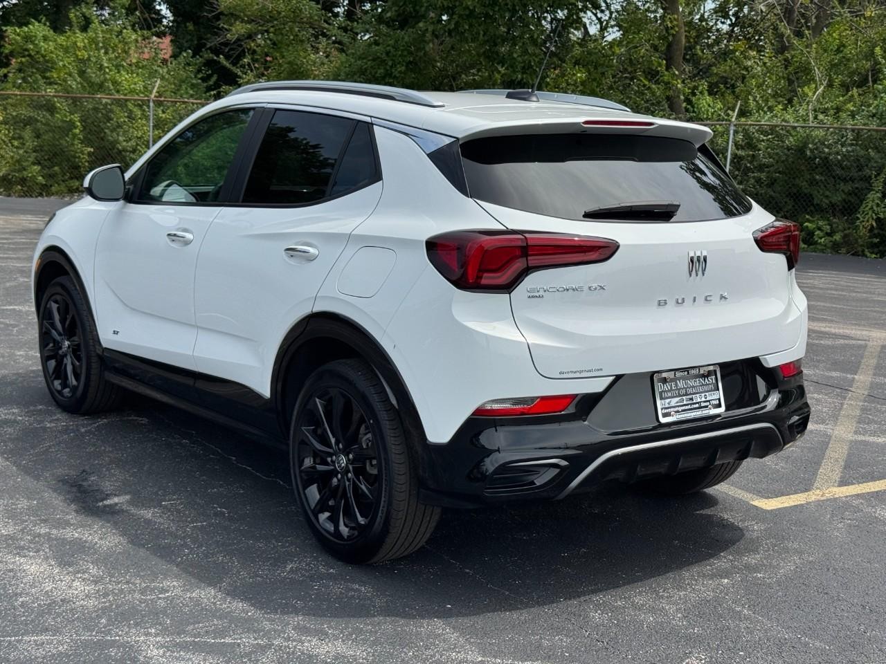 Buick Encore GX Vehicle Full-screen Gallery Image 08