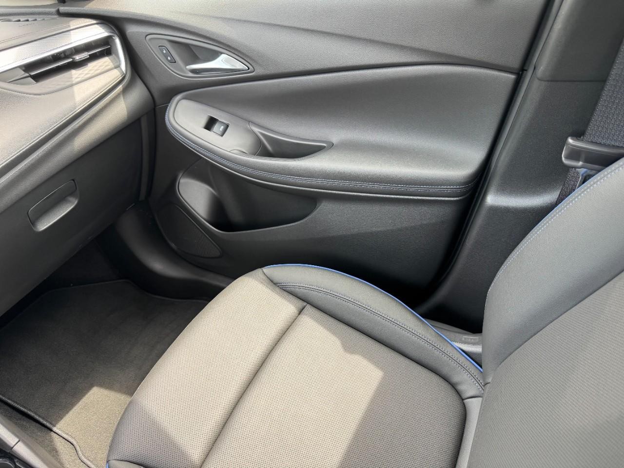 Buick Encore GX Vehicle Full-screen Gallery Image 18