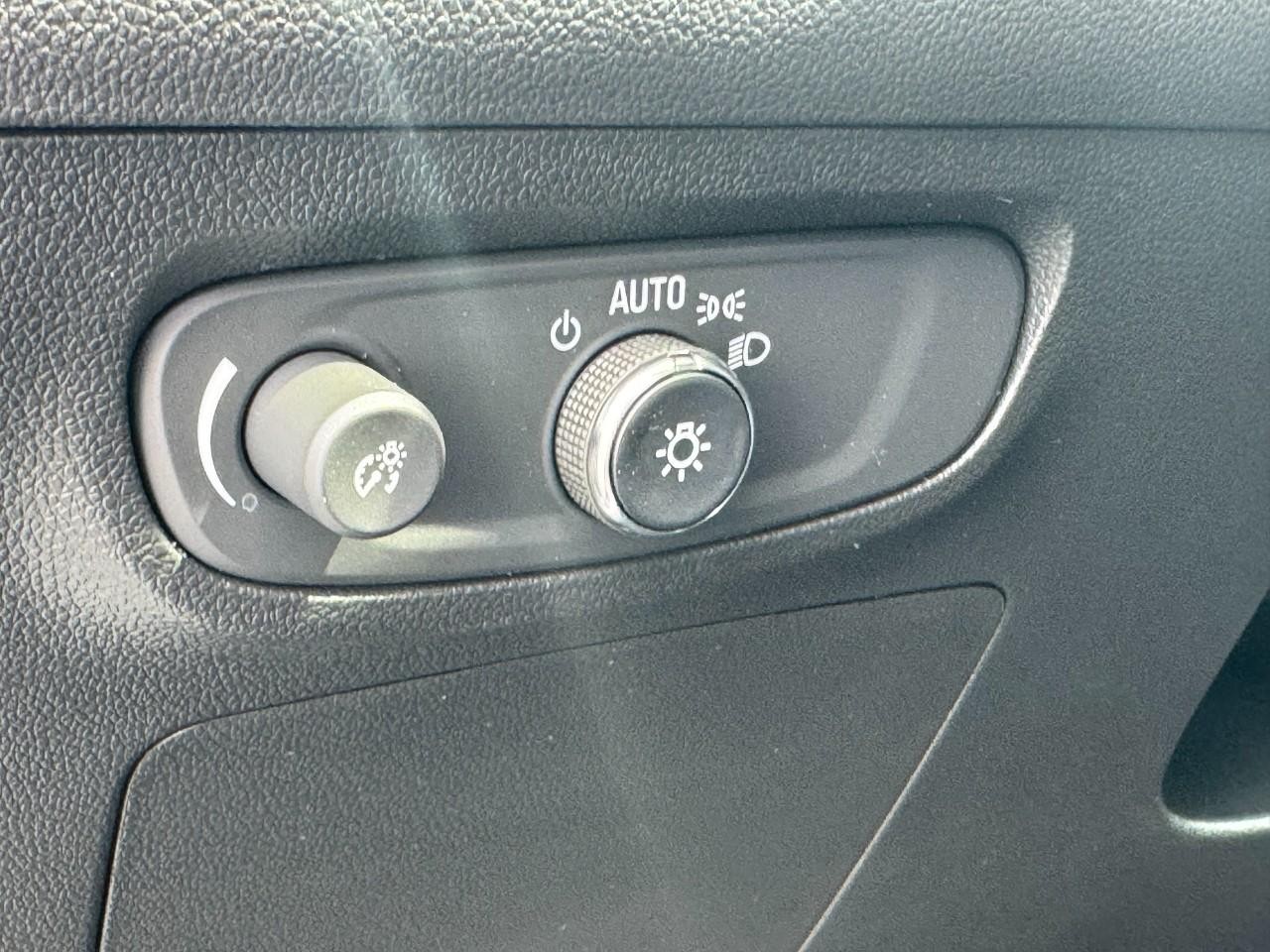 Buick Encore GX Vehicle Full-screen Gallery Image 21