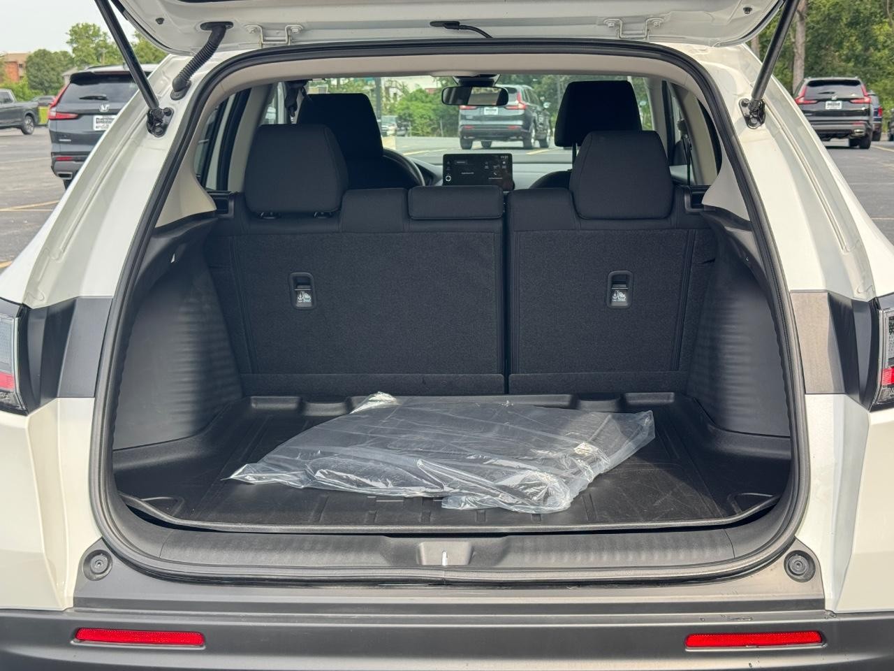 Honda HR-V Vehicle Full-screen Gallery Image 05