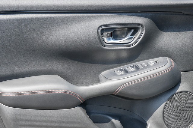 Honda HR-V Vehicle Full-screen Gallery Image 18