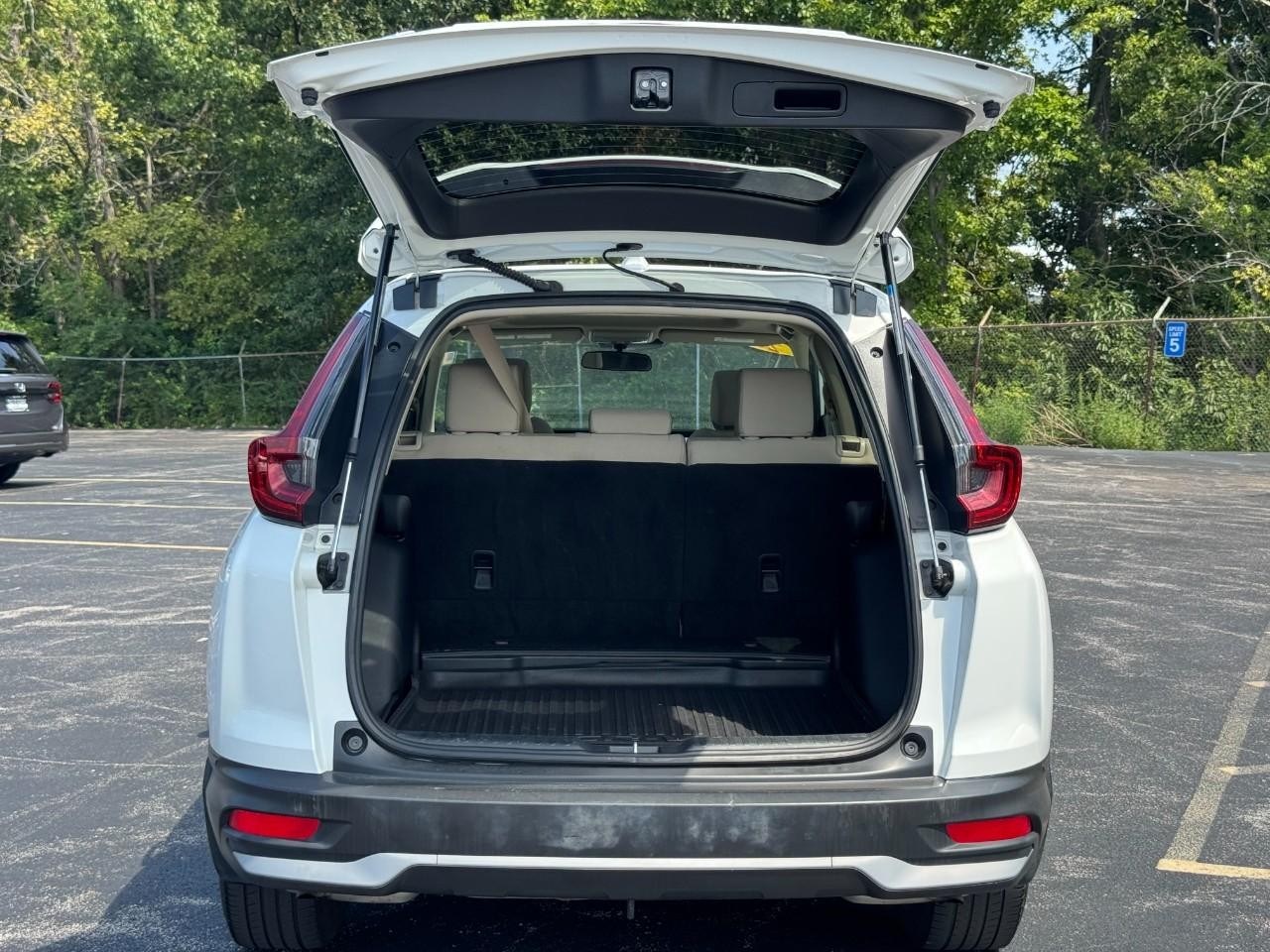 Honda CR-V Vehicle Full-screen Gallery Image 05
